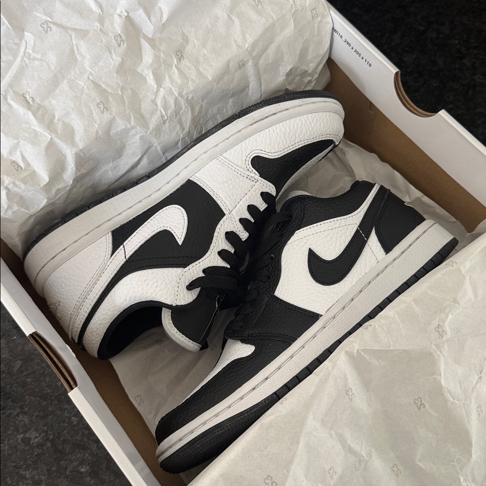 Nike Air Jordan 1 Low SE - Picture 13 of 15